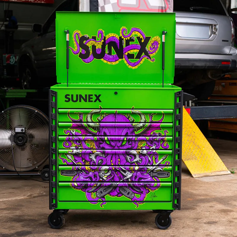 Sunex 8056FDLGCTOOLU Ctoolu cart in a repair shop