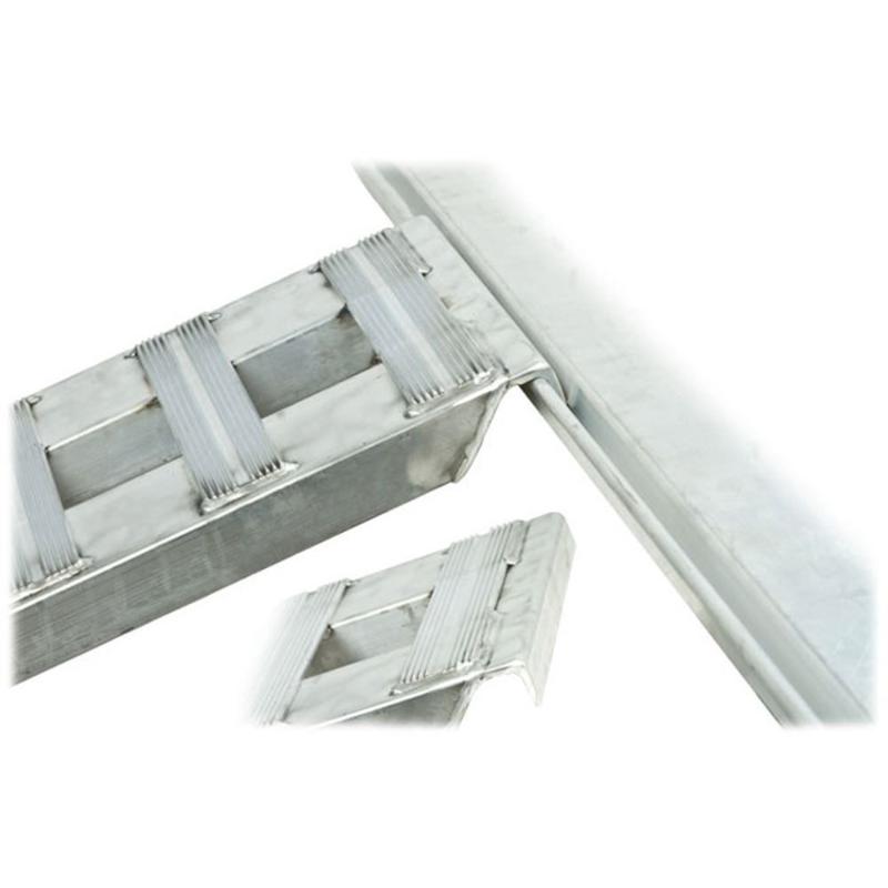 HD Ramps close-up view of the durable aluminum plate end, ensuring a secure connection to the trailer.